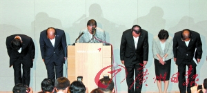 7月7日，韓亞航空公司社長尹永斗等公司負責人就飛機失事向國民鞠躬道歉。