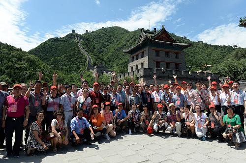 7月28日,前來(lái)參觀考察的勞動(dòng)模范在北京居庸關(guān)長(zhǎng)城上留影。當(dāng)日,首批共200名全國(guó)勞動(dòng)模范齊聚北京、北戴河集中休養(yǎng),正式啟動(dòng)2013年全國(guó)勞模休養(yǎng)活動(dòng)。首批勞模休養(yǎng)活動(dòng)從7月27日持續(xù)至8月2日,除在北京參觀考察外,勞模們還將前往北戴河度過(guò)一個(gè)難忘的假期。中華全國(guó)總工會(huì)于7月至11月期間,,組織5000名勞模分33批前往北戴河、青島、廈門(mén)等11個(gè)休養(yǎng)基地“度假”。這是全國(guó)總工會(huì)開(kāi)展勞模休養(yǎng)活動(dòng)以來(lái)人數(shù)最多的一次。新華社記者 何俊昌 攝