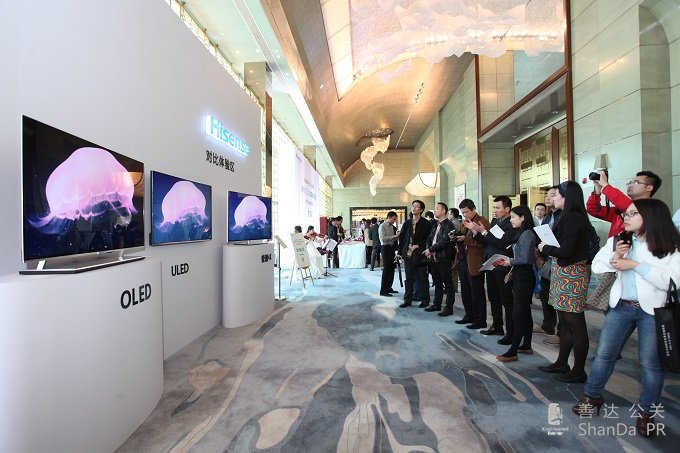 現場的媒體記著顯然對展示區(qū)非常感興趣